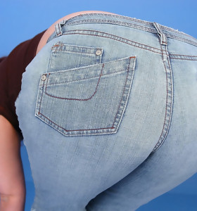 Round ass girls in jeans