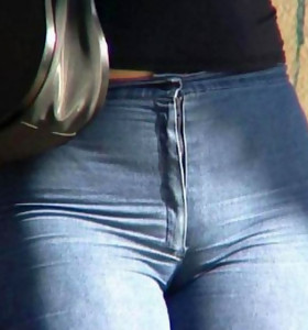 Round arse cuties in jeans