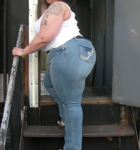 Round arse cuties in jeans